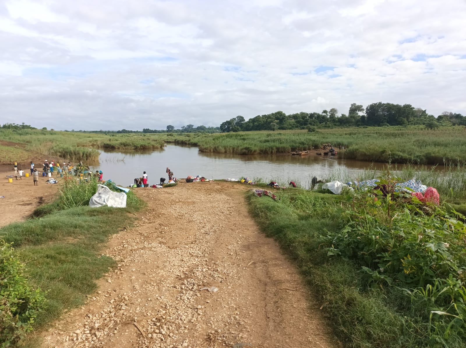 Comunidade junto ao rio e percurso de acesso
