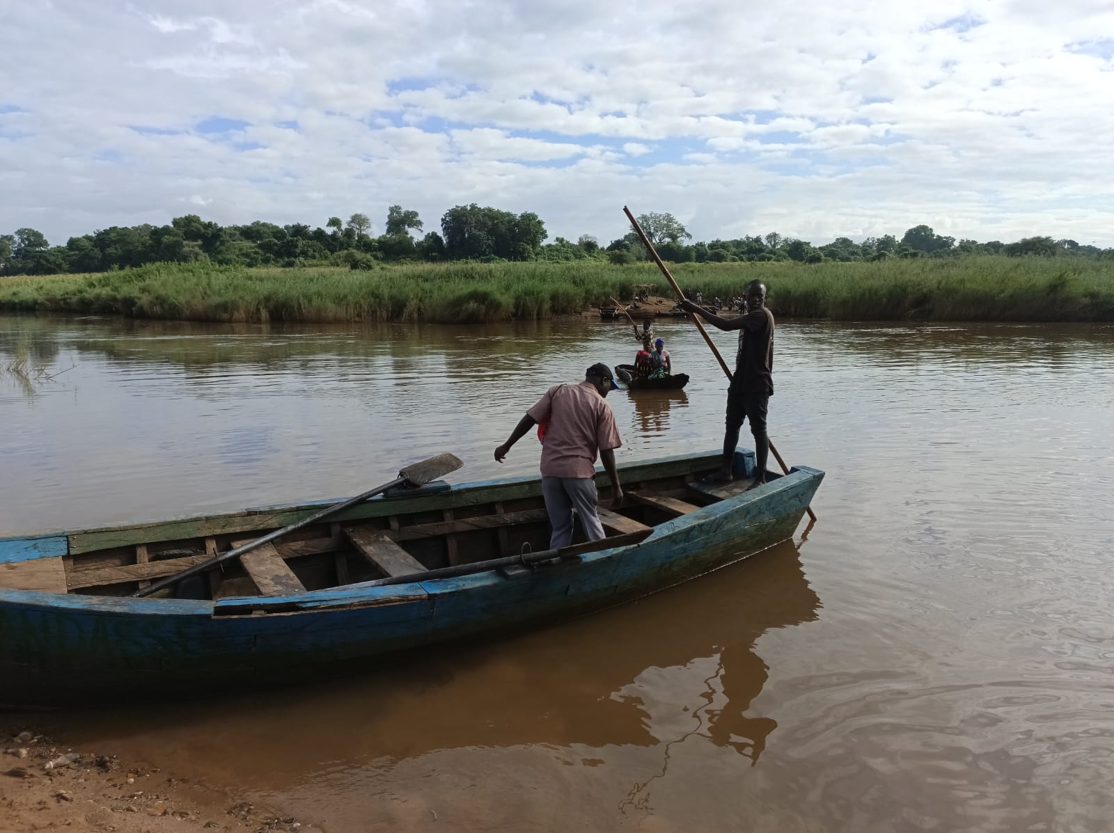 Barco no rio com travessia local